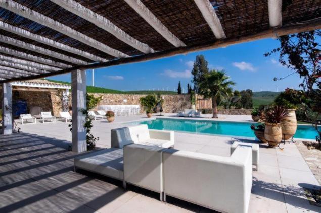 Zona lounge junto a la piscina
