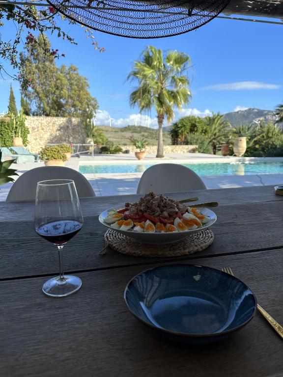 Mesa con vistas a la piscina